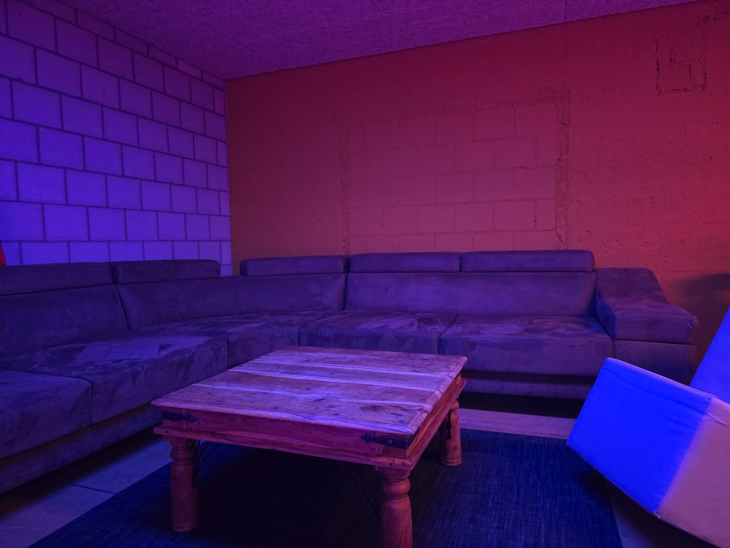 Lounge mit Sofa und Tisch im Proberaum